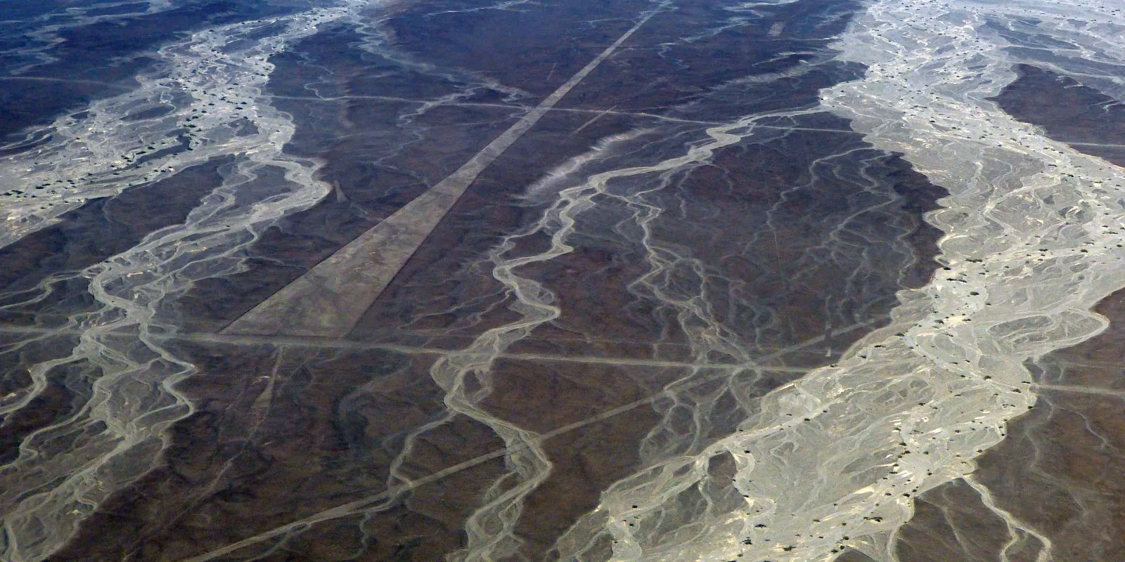 Photo aérienne des lignes de Nazca au Pérou, gigantesques géoglyphes tracés dans le désert