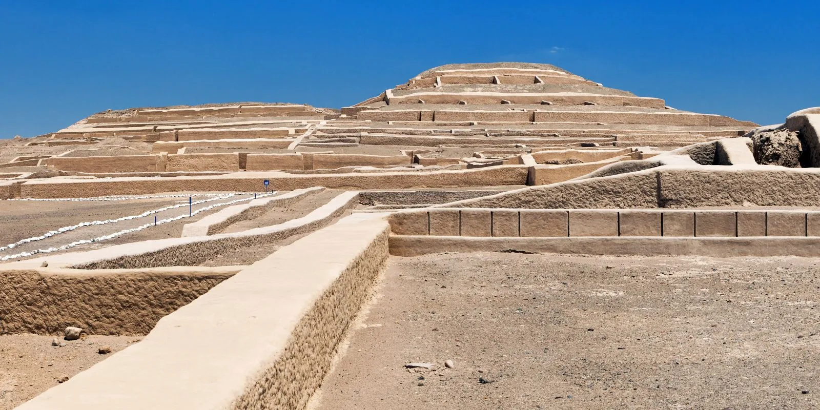 Photo du centre cérémoniel de Cahuachi, site archéologique de la culture Nazca au Pérou, centre rituel et religieux ancien