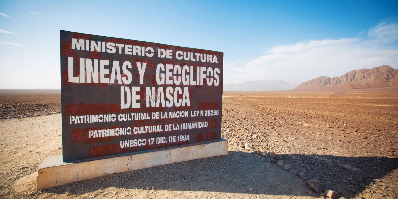 Panneau à l'entrée du désert de Nazca annonçant les lignes et géoglyphes, classés au patrimoine mondial de l'UNESCO