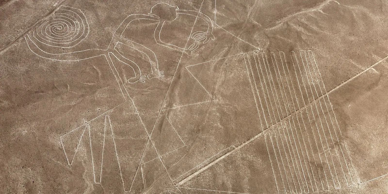 Vue aérienne des géoglyphes de Nazca au Pérou, mystérieuses figures géométriques et symboliques gravées dans le désert