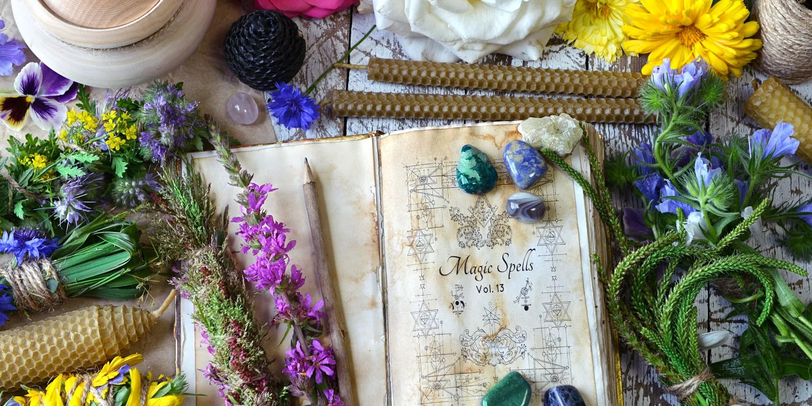 universo di pratiche nella Wicca, elementi naturali, pietre, simboli geometria sacra