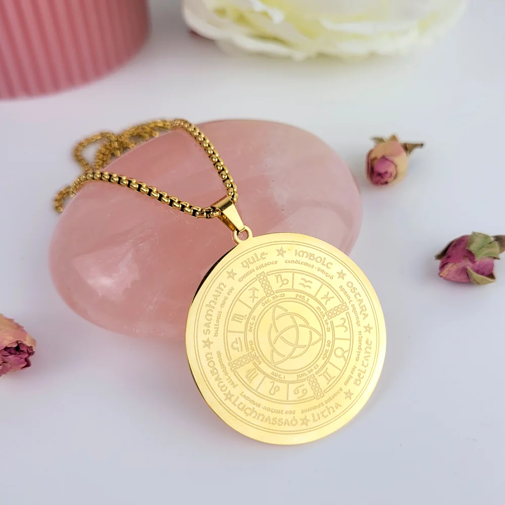 bellissimo ciondolo wicca placcato oro con la triquetra e il calendario delle festività wicca