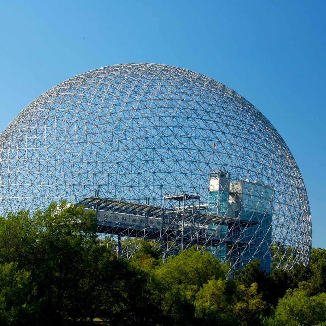 Dôme géodésique de la Biosphère à Montréal, symbole d'architecture inspirée par la géométrie sacrée