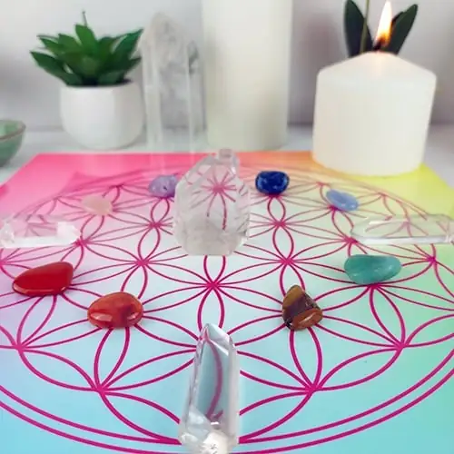 Rejilla de cristal Flor de la Vida utilizada para rituales, promoviendo la armonización energética y la manifestación de intenciones