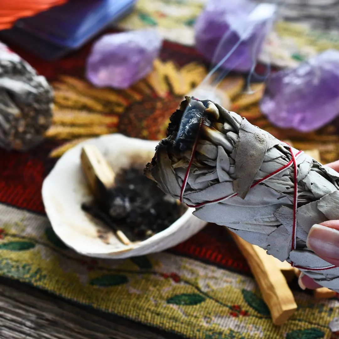 quemar salvia blanca para purificar la casa