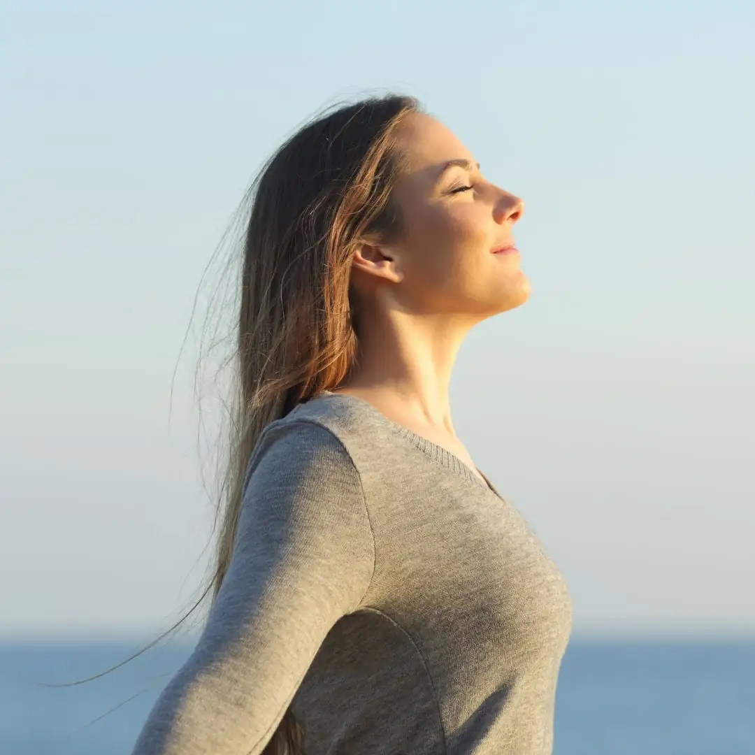 Mujer practicando respiración profunda, una técnica de relajación efectiva para calmar la mente y reducir el estrés